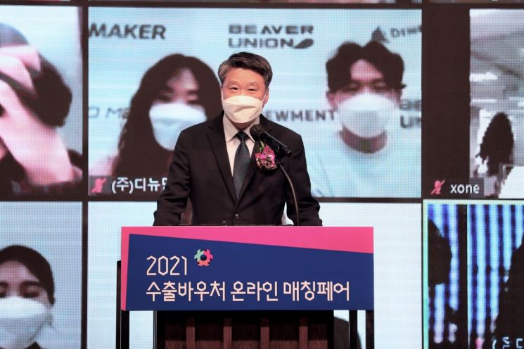 23일 수출바우처 온라인 매칭페어에서 김학도 이사장이 발언하고 있다.