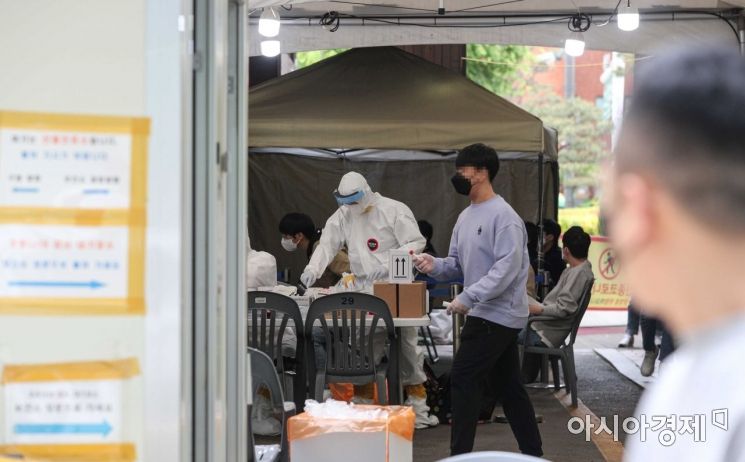 23일 서울 송파구보건소에 마련된 선별진료소를 찾은 시민들이 검사를 받고 있다./강진형 기자aymsdream@