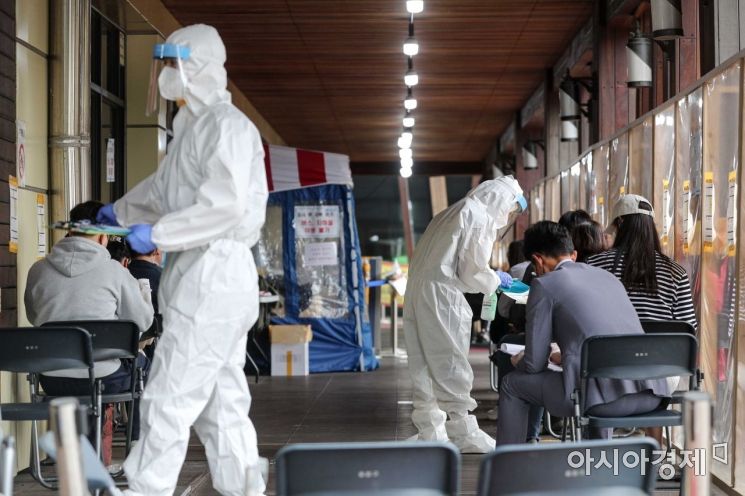 코로나19 신규 확진자 수가 약 800명에 육박하는 797명을 기록한 23일 서울 송파구보건소에 마련된 선별진료소를 찾은 시민들이 검사를 받기 위해 대기하고 있다./강진형 기자aymsdream@