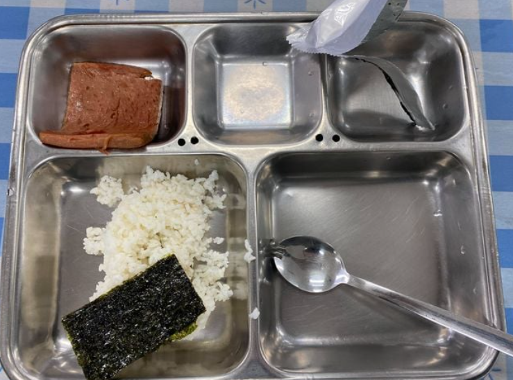 지난 20일 페이스북 페이지 '육군훈련소 대신 전해드립니다'에 12사단 모 부대 용사라 밝힌 이가 제보한 사진. [사진제공=페이스북 캡처]