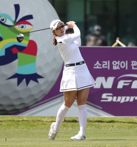 김유빈이 넥센·세인트나인 마스터즈 셋째날 1번홀에서 티 샷을 날리고 있다. 사진=KLPGA