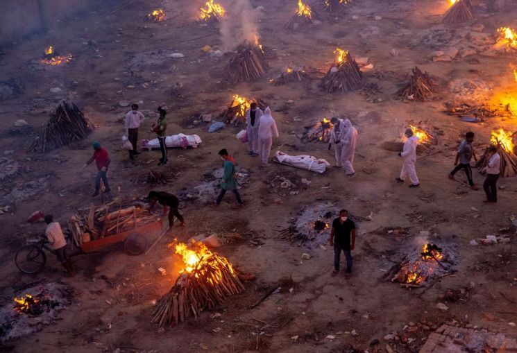 COVID-19 victims are being cremated in India. <br>[Image source=Reuters Yonhap News]
