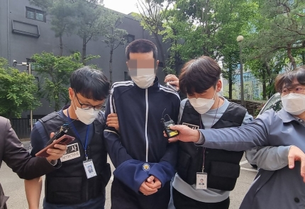 아파트 현관에서 70대 노인을 폭행해 다치게 한 20대 A씨가 영장실질심사를 받기 위해 서울서부지법에 들어선 모습 [이미지출처=연합뉴스]