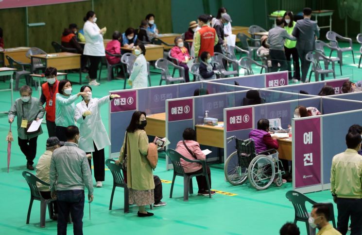 지난 19일 오전 광주 북구 코로나19 예방접종센터에서 75세 이상 일반인 주민들이 화이자 코로나19 백신을 접종받기 위해 예진을 받고 있다. [이미지출처=연합뉴스]
