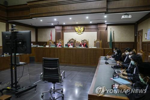 인도네시아 법정이 교도소에 있는 피고인들과 화상 재판하는 모습 [이미지출처=연합뉴스]