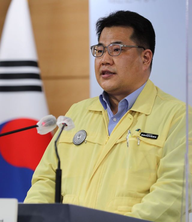 정부 "인도 항공편 운항 중지"…감염 사례 증가 시 추가 방역 조치 검토