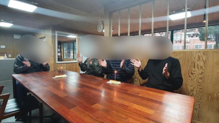 한 제보자가 생일 장병에 제공되는 생일 특별식이 제대로 제공되지 않았다며 공개한 사진. 사진=육군훈련소 대신 전해드립니다 페이스북