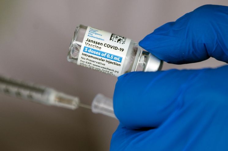 얀센 백신 13시간만에 64만명 넘게 사전예약…"조기 종료 가능성도"(상보)