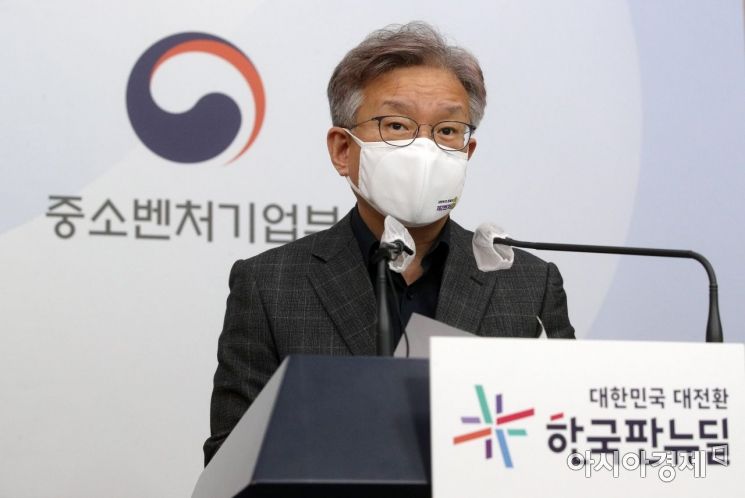 권칠승 중소벤처기업부 장관이 26일 서울 종로구 정부서울청사에서 한국 창업생태계 변화 분석 결과 등 주요 현안 브리핑을 하고 있다./김현민 기자 kimhyun81@