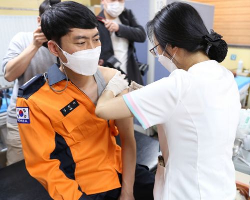 코로나19 신규 확진 500명대…1차 접종자 240만9975명(상보)