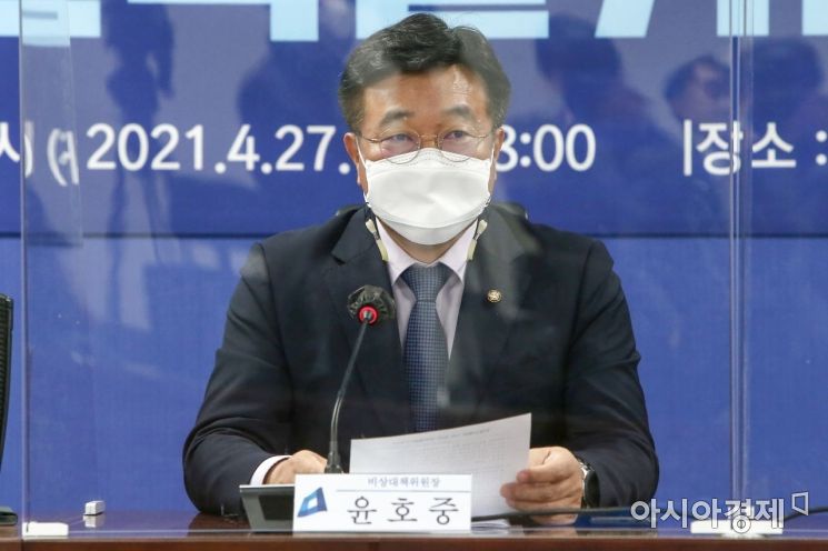운호중 더불어민주당 비대위원장이 27일 국회 의원회관에서 열린 부동산특별위원회 1차 회의에 참석, 모두발언을 하고 있다./윤동주 기자 doso7@