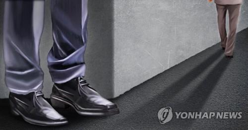 어린 여성들을 대상으로 성범죄 예고글을 올려 재판에 넘겨진 20대 남성이 징역형의 집행유예를 선고받았다. [이미지출처=연합뉴스]