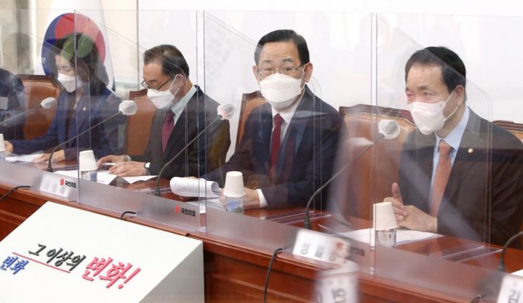 주호영 국민의힘 당 대표 권한대행 겸 원내대표(가운데)가 26일 서울 여의도 국회에서 열린 비상대책위원회의에서 발언하고 있다. / 사진=연합뉴스