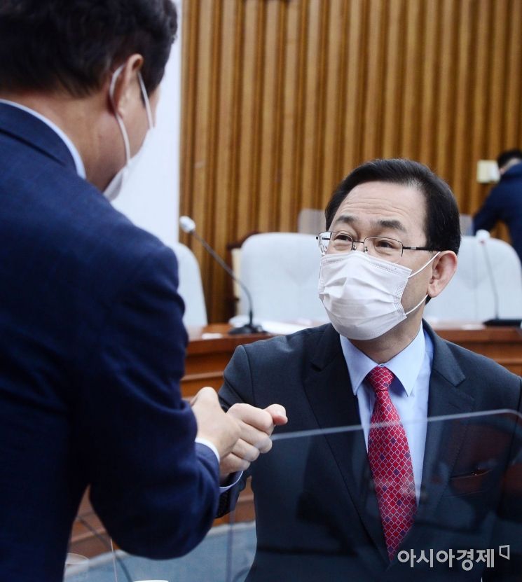 Joo Ho-young, Acting Leader of the People Power Party, is attending the floor strategy meeting held at the National Assembly on the 27th, greeting lawmakers./Photo by Yoon Dong-joo doso7@