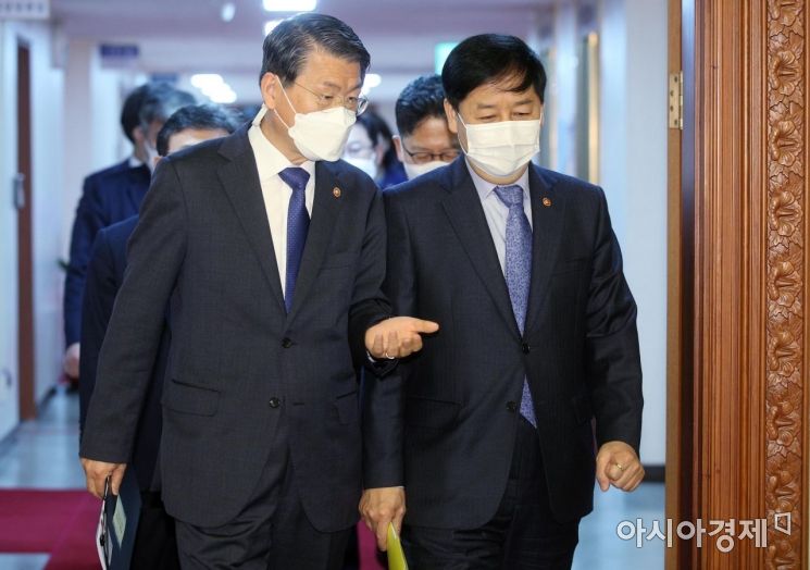 은성수 금융위원장과 구윤철 국무조정실장이 27일 서울 종로구 정부서울청사에서 열린 국무회의에 참석하고 있다./김현민 기자 kimhyun81@