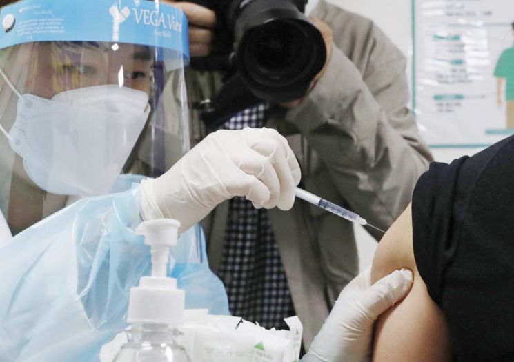 서울 중랑구 보건소에서 의료진이 AZ 백신 접종을 하고 있다.[이미지출처=연합뉴스]