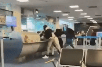 지난25일(현지시간) 미국 마이애미 국제공항에서 남은 비행기 좌석을 두고 난투극이 일어났다. 사진=빌리 코벤 감독 SNS 캡처.