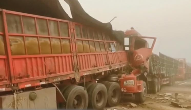 [영상]모래 폭풍에 서서히 사라졌다…중국 마을 삼켜버린 '황사 구름'