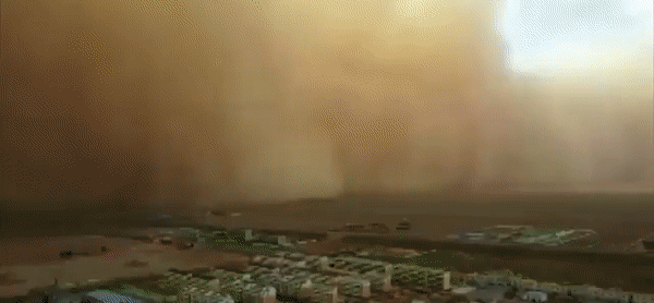 [영상]모래 폭풍에 서서히 사라졌다…중국 마을 삼켜버린 '황사 구름'
