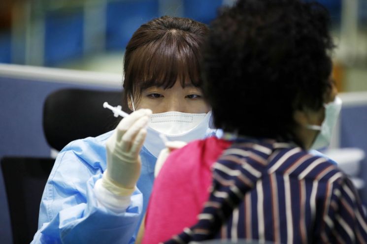 사진은 27일 광주 북구 코로나19 예방접종센터에서 의료진이 75세 이상 일반인에게 화이자 백신을 접종하고 있는 모습. [이미지출처=연합뉴스]