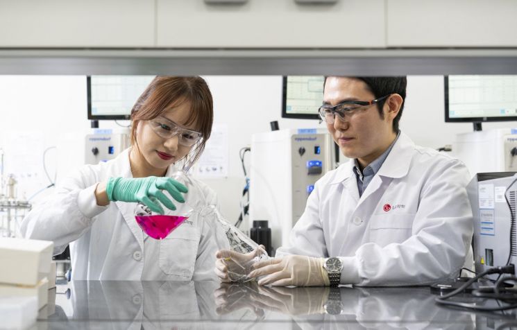 LG화학 생명과학사업본부 연구원들이 신약연구 활동을 진행하고 있다. (사진제공=LG화학)