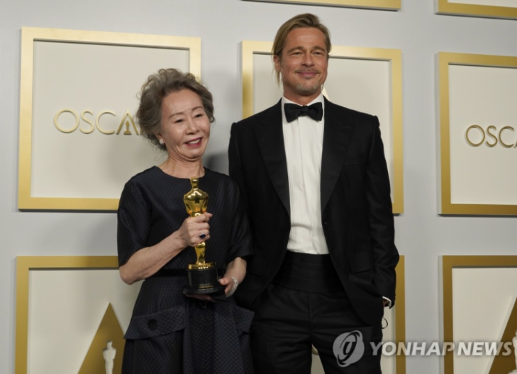 제93회 아카데미상 시상식에서 한국 배우 최초로 여우조연상을 받은 배우 윤여정(왼쪽ㆍ74)이 할리우드 스타 배우 브래드 피트(오른쪽ㆍ58)와 함께 포즈를 취하고 있다. [이미지출처=연합뉴스]