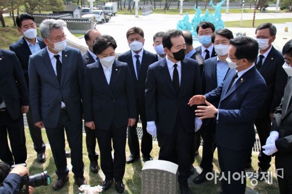 정세균 전 국무총리가 28일 국립5.18민주묘지 윤상원 열사 묘역에서 이용빈 국회의원의 설명을 듣고 있다.