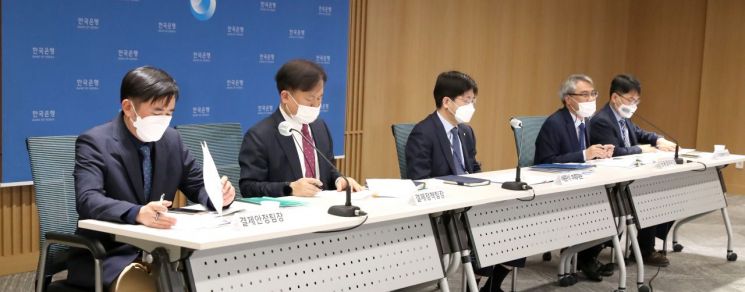 28일 오전 서울 중구 한국은행에서 열린 2020년 지급결제보고서 발간 설명회. 사진 왼쪽부터 김철 결제안정팀장, 홍철 결제정책팀장, 배준석 부총재보, 이종렬 금융결제국장, 윤성관 디지털화폐연구팀장