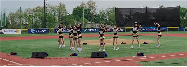 4월 26일 고양시 장항야구장에서 개막한 블루인더스 제15회 고양-한스타SBO (연예인야구)리그에서 축하 공연하는 키즈 치어리딩 레인보우팀.<사진 제공=SBO>