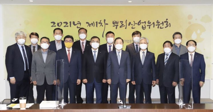 28일 열린 뿌리산업위원회에 참석한 위원 등이 기념촬영을 하고 있다. 앞줄 왼쪽 4번째부터 서승원 중기중앙회 상근부회장,  신용문 위원장 겸 한국금형공업협동조합 이사장. [사진제공 = 중소기업중앙회]