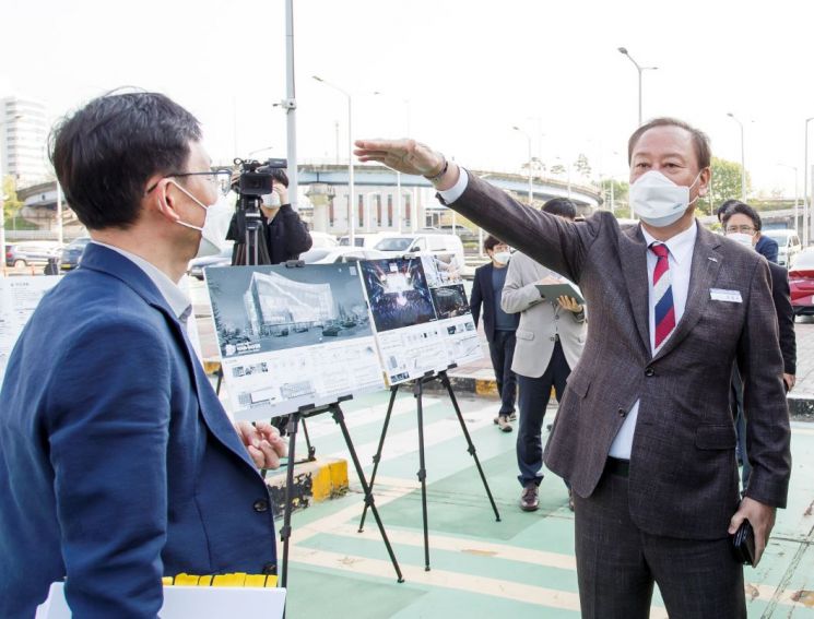 Yoo Dong-gyun, Mayor of Mapo-gu, visiting the site of the Hallyu Performance Tourism Complex construction project at Mapo Yusuji