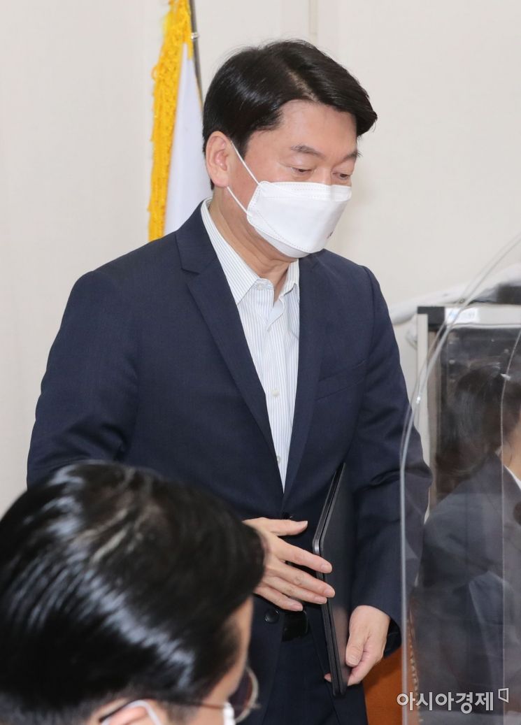 [포토] 회의 참석하는 안철수 대표