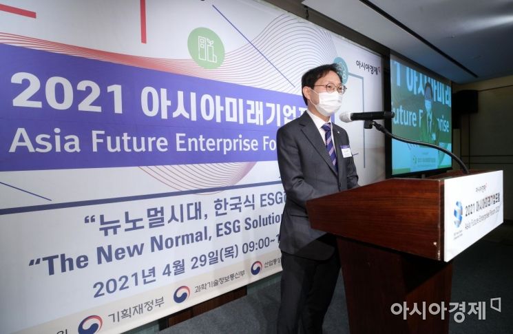 김성주 더불어민주당 의원(국회ESG포럼 공동대표)이 29일 서울 중구 웨스턴조선호텔에서 아시아경제 주최로 열린 '2021 아시아미래기업포럼'에서 환영사를 하고 있다. 아시아경제는 올해 미래기업포럼의 주제를 '뉴노멀 시대, 한국식 ESG 해법'으로 정하고 ESG 분야 전문가의 명강의를 통해 우리 기업의 존재 가치를 높이는 방안을 함께 고민하는 자리를 마련했다./김현민 기자 kimhyun81@
