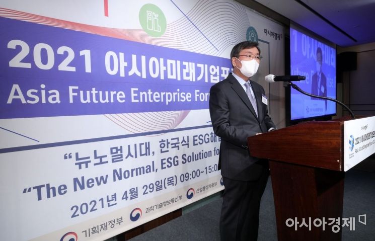 전광우 세계경제연구원 이사장이 29일 서울 중구 웨스턴조선호텔에서 아시아경제 주최로 열린 '2021 아시아미래기업포럼'에서 축사를 하고 있다. 아시아경제는 올해 미래기업포럼의 주제를 '뉴노멀 시대, 한국식 ESG 해법'으로 정하고 ESG 분야 전문가의 명강의를 통해 우리 기업의 존재 가치를 높이는 방안을 함께 고민하는 자리를 마련했다./김현민 기자 kimhyun81@