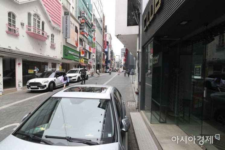 폐업한 상점 앞 차량들이 주차돼 있다. /문호남 기자 munonam@