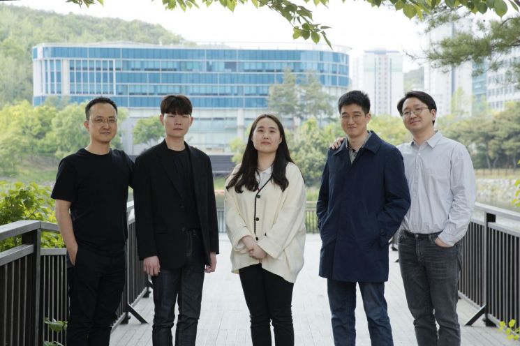 토크(TOQUE) 디자인팀. 왼쪽부터 김차중 교수, 이민혁, 김나리, 박영준 연구원, 박영우 교수.