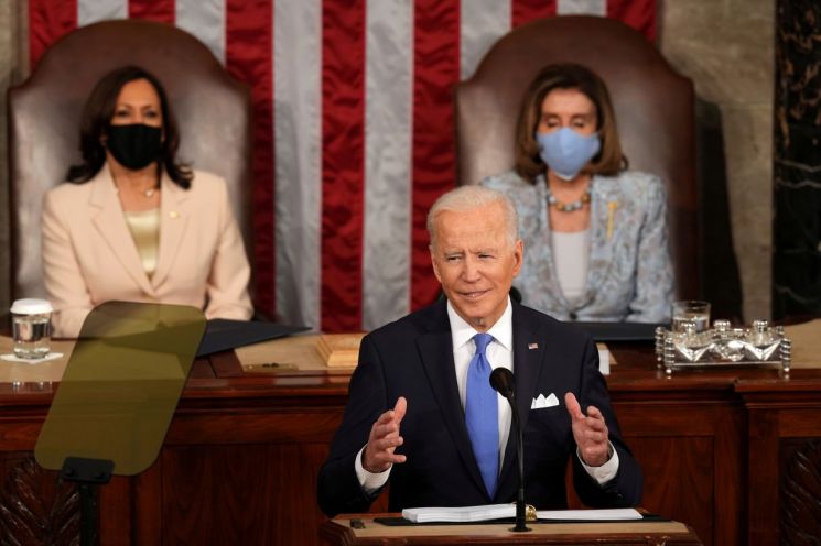 조 바이든 대통령(가운데)이 28일(현지시간) 미국 워싱턴 의사당에서 연설을 하는 모습 [이미지출처=로이터연합뉴스]