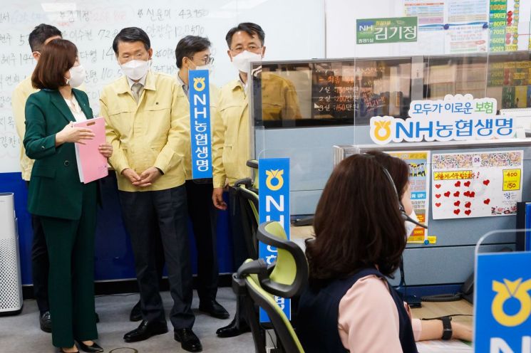 보험 콜센터 찾은 은성수 "모집 채널 효율적으로 개선하겠다"