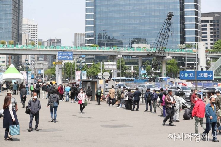 [포토]서울역 광장에 줄 선 시민들 
