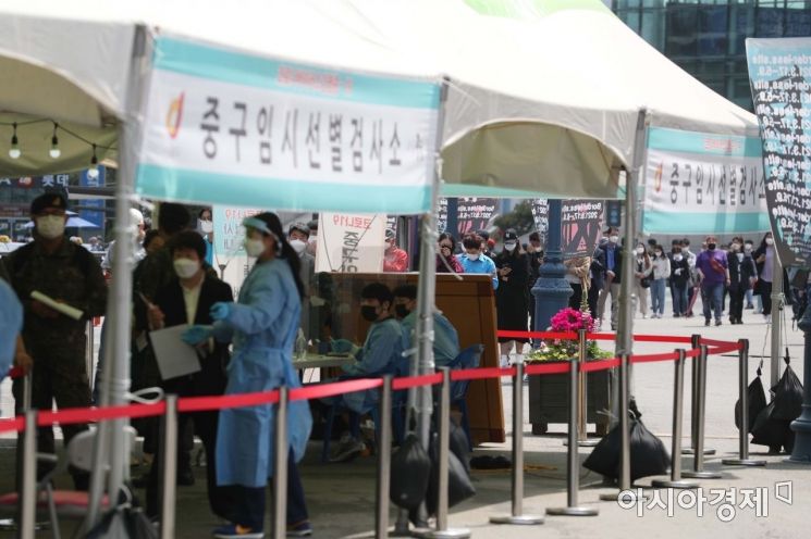 서울역 광장에 마련된 임시 선별검사소가 검사를 받으려는 시민들로 붐비고 있다. /문호남 기자 munonam@