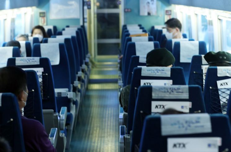 지난 2월15일 서울역 승강장에서 부산행 KTX 열차의 승객들이 좌석에 앉아 있다. 사진은 기사 중 특정표현과 관계 없음. [이미지출처=연합뉴스]