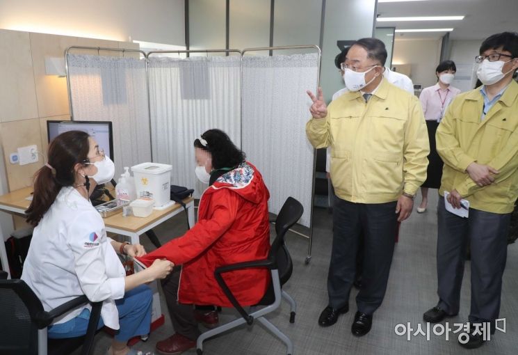 [포토]코로나19 백신 접종현장 방문한 홍남기 직무대행