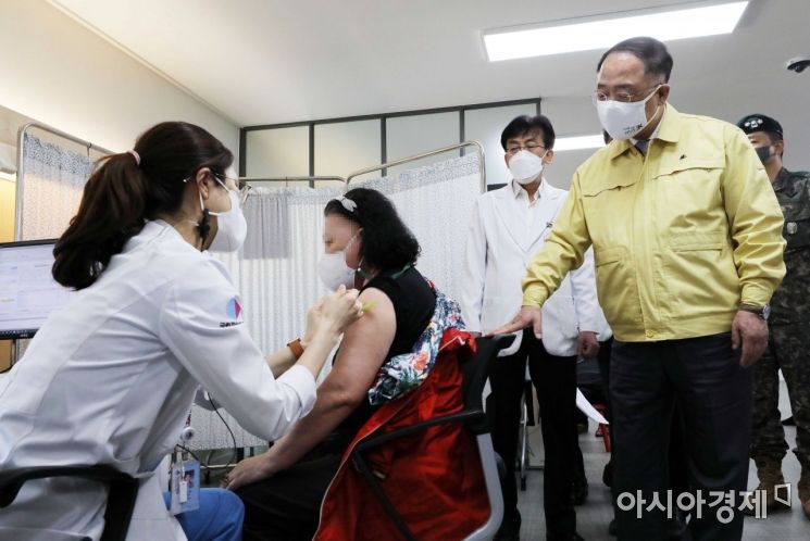 [포토]국립중앙의료원 백신접종센터 방문한 홍남기 직무대행