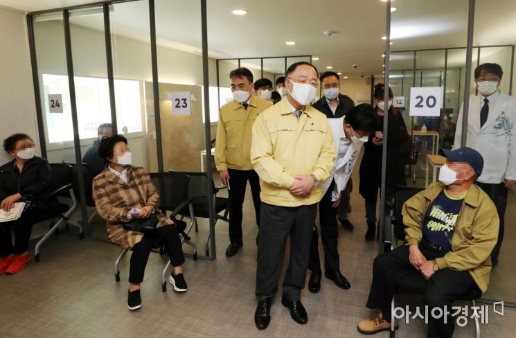 [포토]백신 접종 마친 어르신들과 대화하는 홍남기 총리 직무대행 