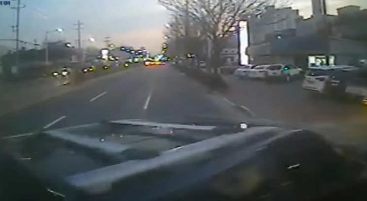 진주 시내버스에 차량이 끼어들어 충돌하는 상황을 담은 영상. 사진=유튜브 한문철TV 캡처.