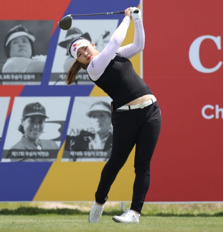 김지영2 "9언더파 버디쇼"…김우정 ‘1타 차 2위’