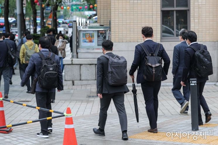 서울 종로구 세종로 네거리에서 직장인들이 출근길에 오르고 있다. 사진은 기사 중 특정 표현과 무관./강진형 기자aymsdream@