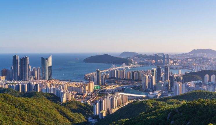 부산 수영구와 해운대구를 잇는 광안대교와 광안리 일대 전경.