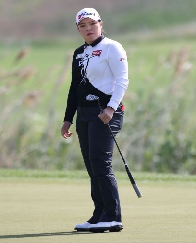 Jang Hana shows a disappointed expression after playing the 12th hole on the second day of the KLPGA Major Championship. Photo by KLPGA