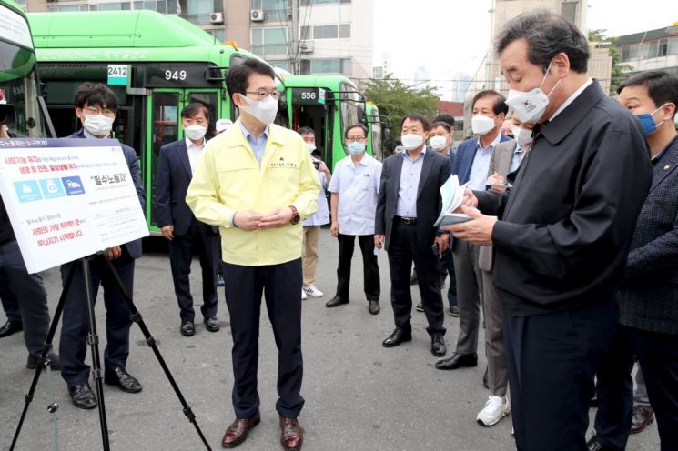 이낙연 당시 더불어민주당 대표가 성동구를 방문해 필수노동자 지원을 위한 법제화를 약속했다.